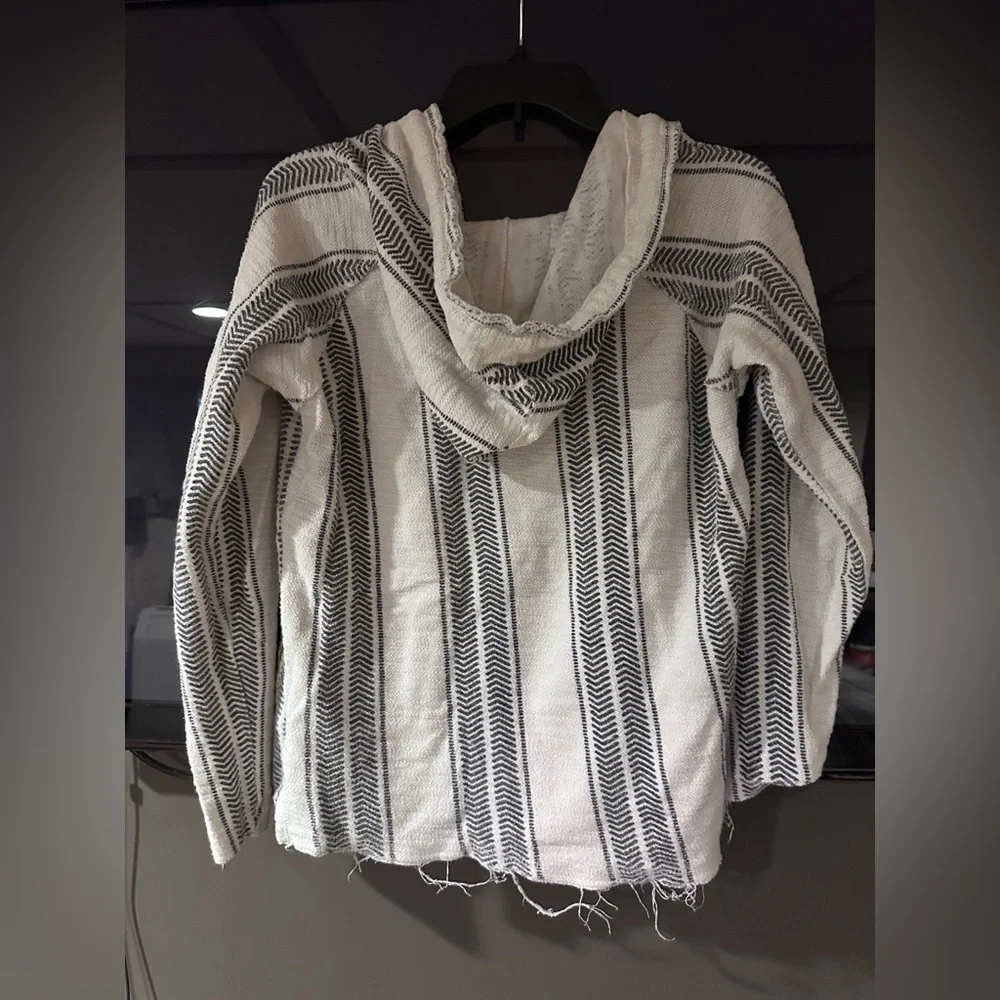 Beachy pullover - Picture 2 of 3